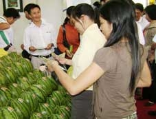 Ngày đầu tiên thu hút khoảng 16.000 lượt khách