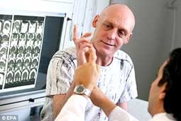 “Túi trà” kỳ diệu giúp người đột quị nói trở lại
