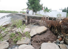 Kè cửa biển Nhà Mát sạt lở nghiêm trọng