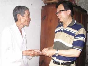 Trao tiền từ thiện