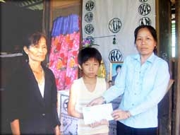 Trao tiền từ thiện