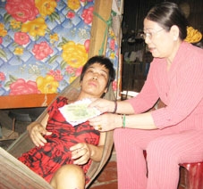 Trao tiền từ thiện