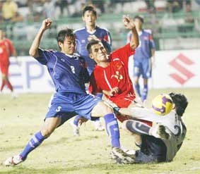 Thắng Lào 4-0, Việt Nam gặp Singapore ở bán kết