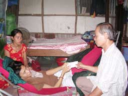 Trao tiền từ thiện