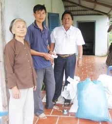 Trao tiền từ thiện