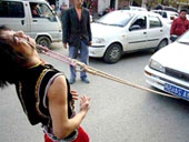 Kéo xe hơi bằng mí mắt