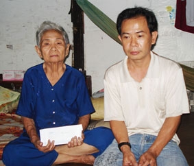 Trao tiền từ thiện