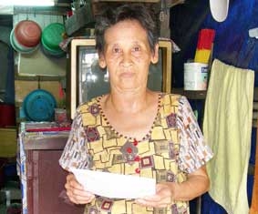 Trao tiền từ thiện