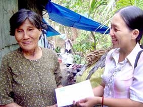 Trao tiền từ thiện