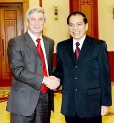 Tổng Bí thư Nông Đức Mạnh tiếp đoàn đại biểu Duma Quốc gia LB Nga