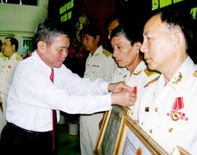 Mít tinh kỷ niệm 64 năm Ngày thành lập Quân đội nhân dân Việt Nam và 19 năm Ngày Hội quốc phòng toàn dân