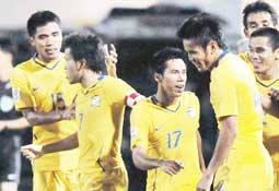 Thái Lan đoạt vé đầu tiên vào chung kết