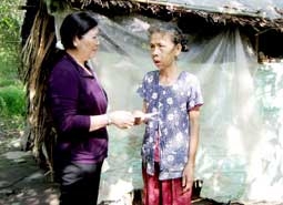 Trao tiền từ thiện