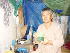 Hai bà mẹ và nỗi buồn tuổi xế chiều