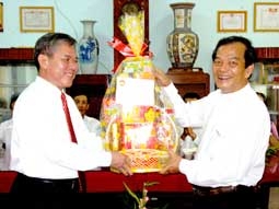 Lãnh đạo thành phố thăm, chúc mừng
Giáng sinh các vị giám mục, linh mục, mục sư, tu sĩ và đồng bào Công giáo, Tin lành