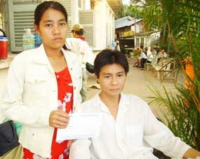 Trao tiền từ thiện