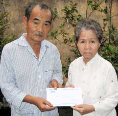 Trao tiền từ thiện