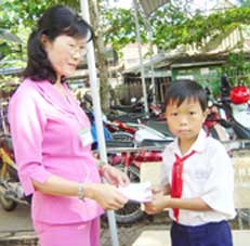 Trao tiền từ thiện