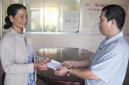 Trao tiền từ thiện