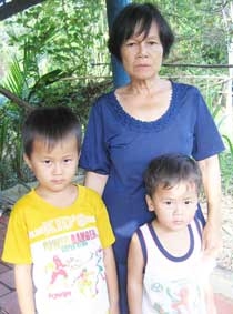 Trao tiền từ thiện