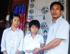 Trao tiền từ thiện