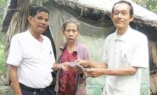 Trao tiền từ thiện