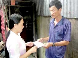 Trao tiền từ thiện