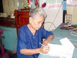 Trao tiền từ thiện