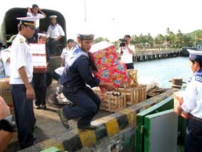 Thăm, chúc Tết, tặng quà cho bộ đội 
và nhân dân trên các đảo vùng biển Tây Nam