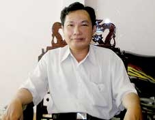 Từ cậu bé mồ côi đến tiến sĩ Sử học