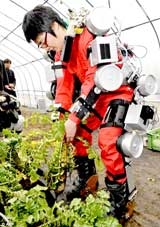 Làm vườn với bộ 
quần áo robot