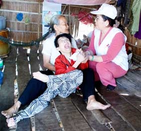 Trao tiền từ thiện