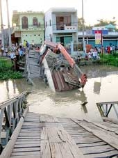 Sập cầu Cái Sơn, 2 người bị thương