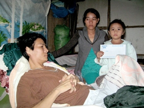 Trao tiền từ thiện