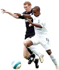 "Nóng bỏng" cả trong lẫn ngoài sân cỏ