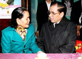 Lựa chọn những cán bộ có thành tích làm chuyển biến tích cực tình hình kinh tế - xã hội của địa phương