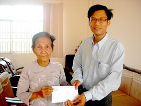 Trao tiền từ thiện