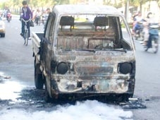 Xe tải bốc cháy giữa đường