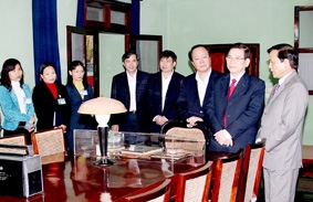 Chủ tịch nước Nguyễn Minh Triết dâng hương tưởng niệm Bác Hồ