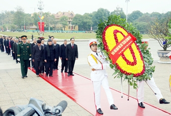 Các đồng chí lãnh đạo Đảng và Nhà nước viếng, tưởng niệm Chủ tịch Hồ Chí Minh