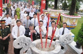 Lãnh đạo Quân khu 9 và TP Cần Thơ viếng Nghĩa trang Liệt sĩ và tưởng niệm trước Tượng đài Chủ tịch Hồ Chí Minh