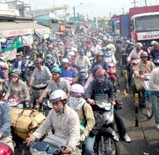 Lượng xe dồn ứ chờ qua phà kéo hàng dài phía bờ Bình Minh