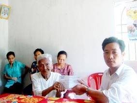 Trao tiền từ thiện