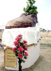 Tượng “giày bay” bị hạ xuống