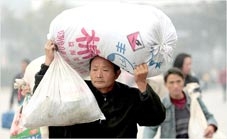 Khoảng 20 triệu lao động nông thôn mất việc làm ở thành phố