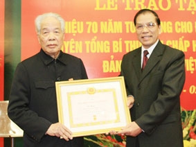 Trao tặng đồng chí Đỗ Mười huy hiệu 70 năm tuổi Đảng