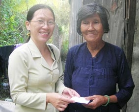 Trao tiền từ thiện