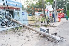 Lái ô tô đụng gãy trụ điện, sập hàng rào rồi bỏ chạy