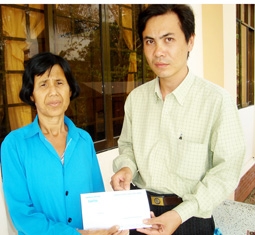 Trao tiền từ thiện