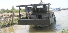 Chìm ghe bồn, hàng trăm lít dầu FO tràn ra sông Hậu